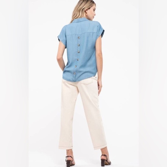 NWT Mine Women’s Chambray Rolled Short Sleeve Back Button Blouse Sz Small, Blue - Picture 8 of 9